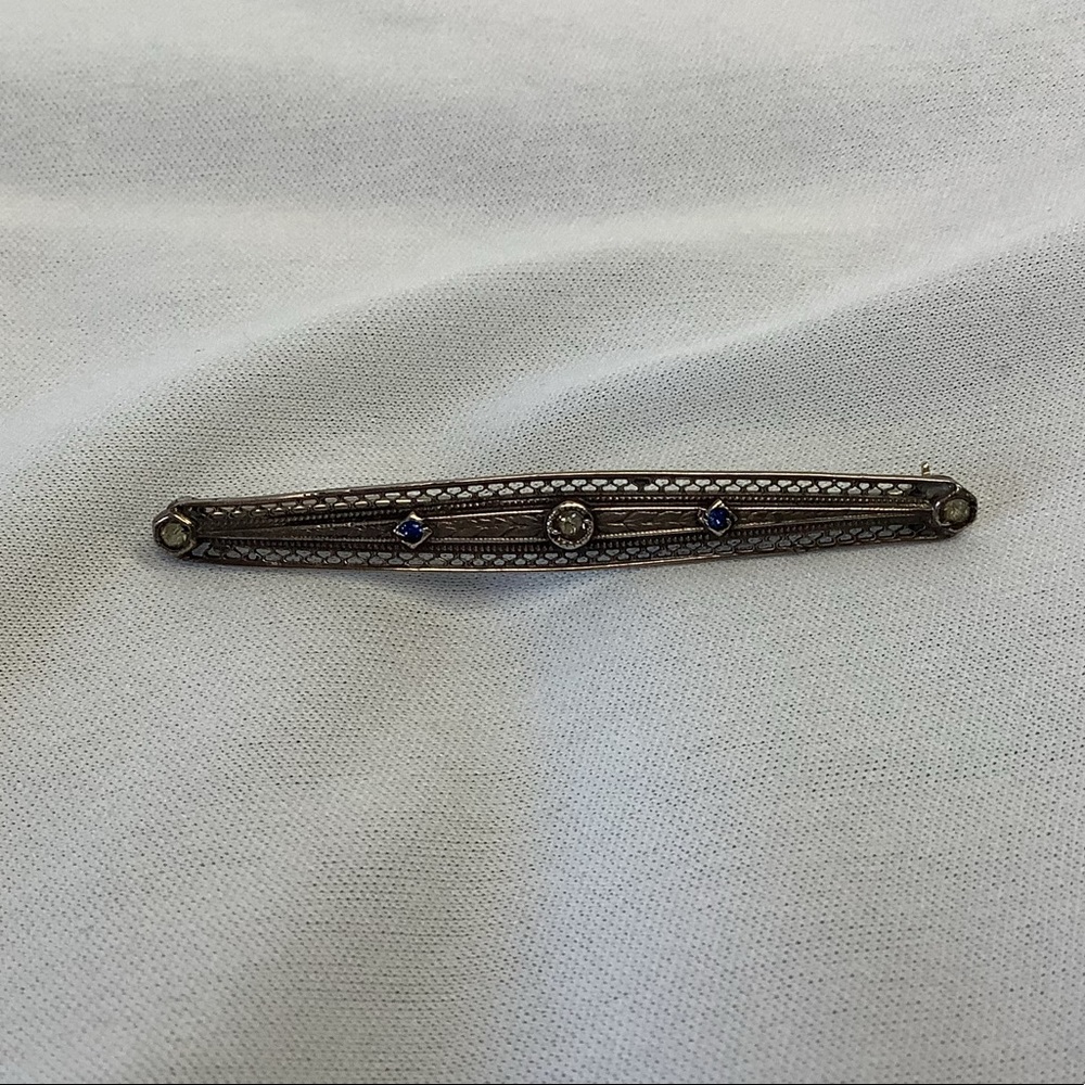 Vintage brooch with diamonds and blue sapphires